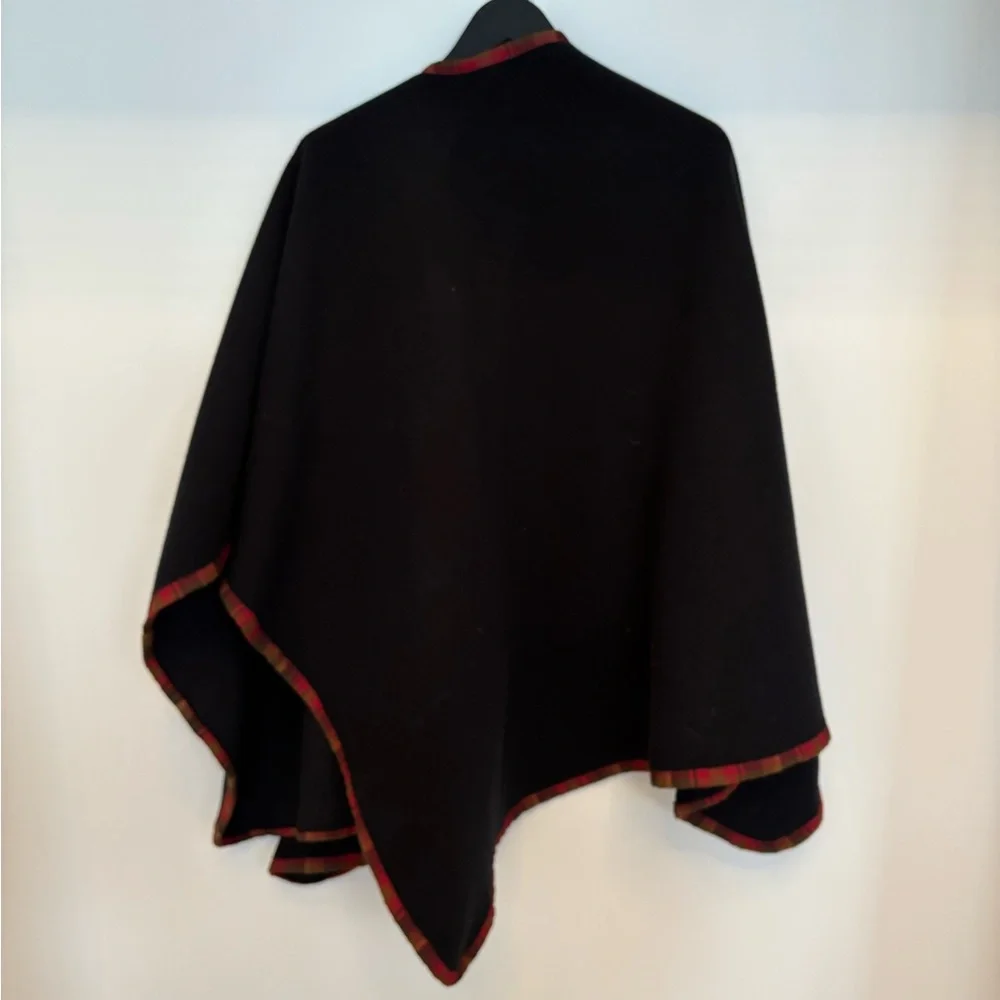 Chic Black Cape with Red Accents - Picture 2 of 3